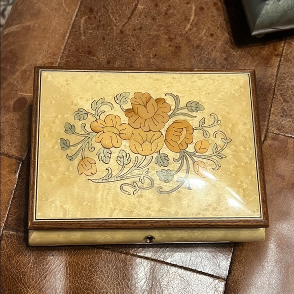 The San Francisco Music Box Company cream music box wood inlay